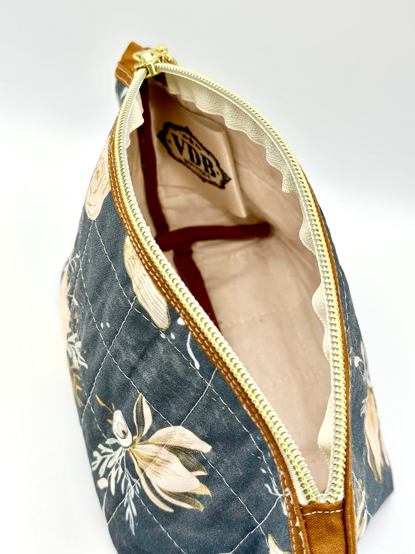Clam stand up pouch